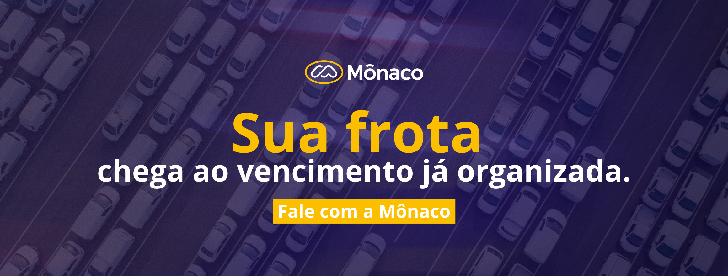 Frota de vans organizada no pátio, pronta para o vencimento do licenciamento